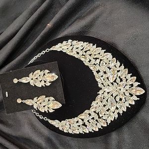 Gorgeous crystal Rhinestone silver jewelry set.